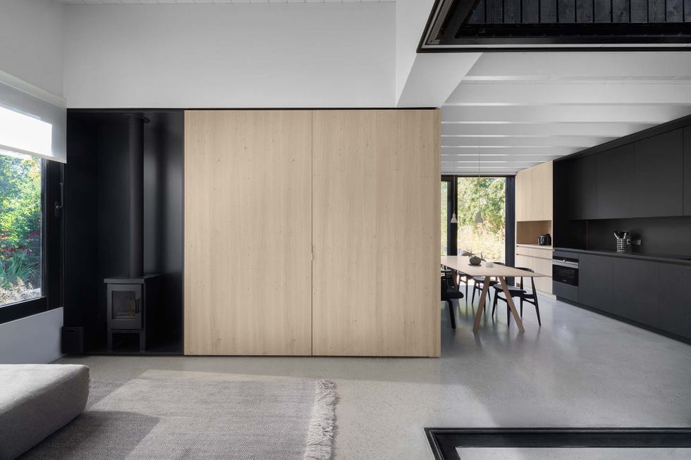 Casa de campo moderna: Salón con zona de tv cerrada