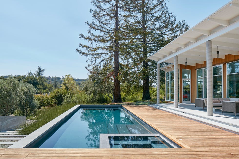 Piscina exterior con jacuzzi