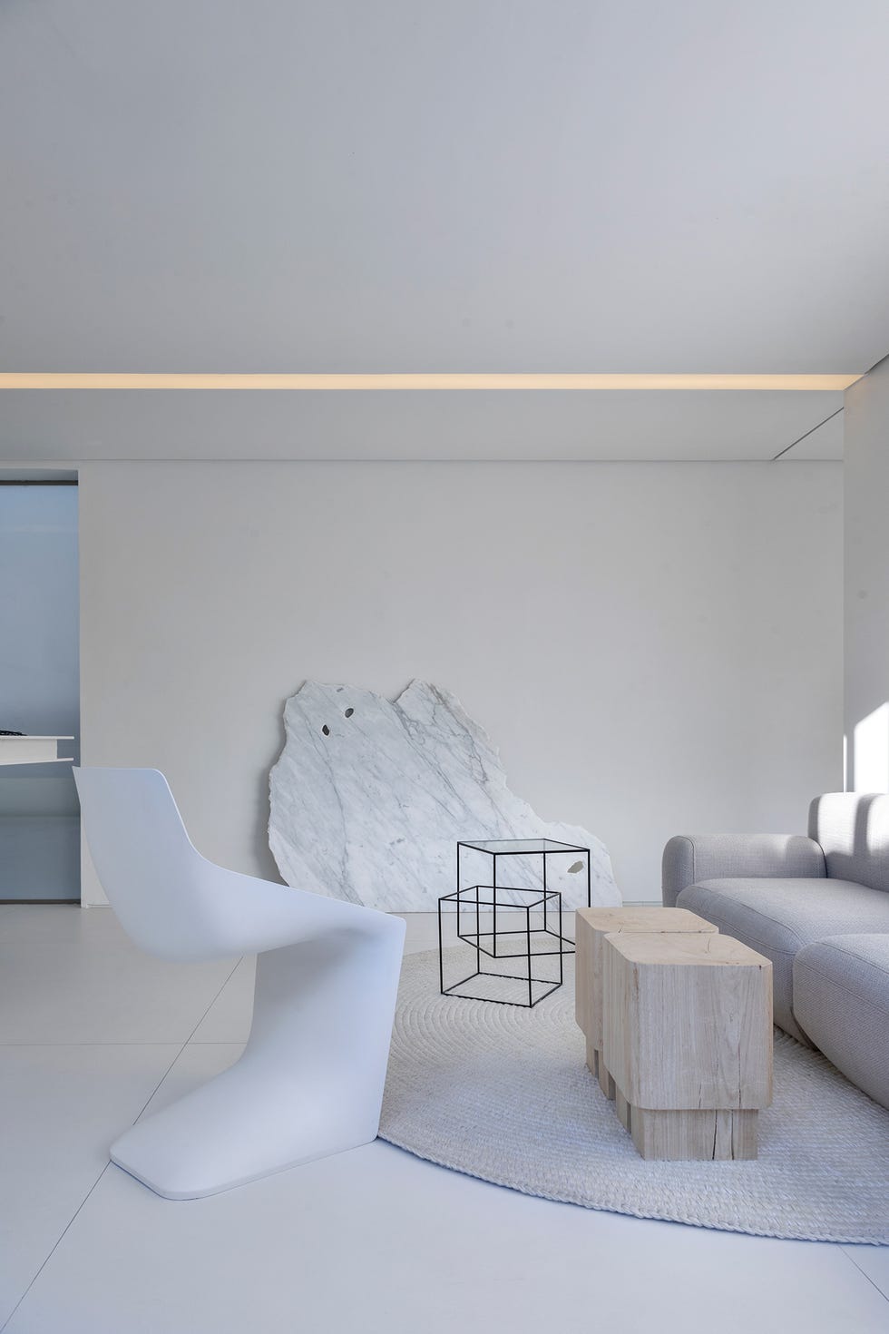 salón de diseño minimalista con sofá gris y mesas auxiliares de madera y metal