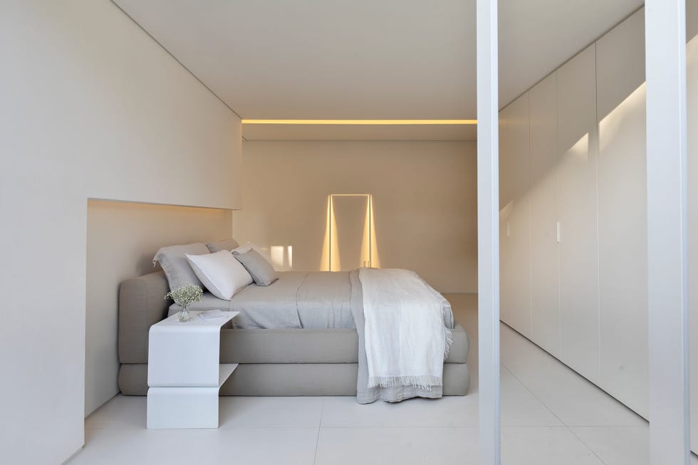 dormitorio de diseño minimalista decorado en tonos neutros