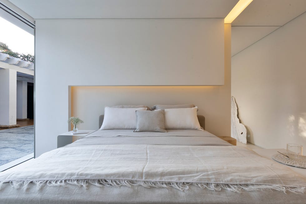 dormitorio de diseño minimalista decorado en tonos neutros