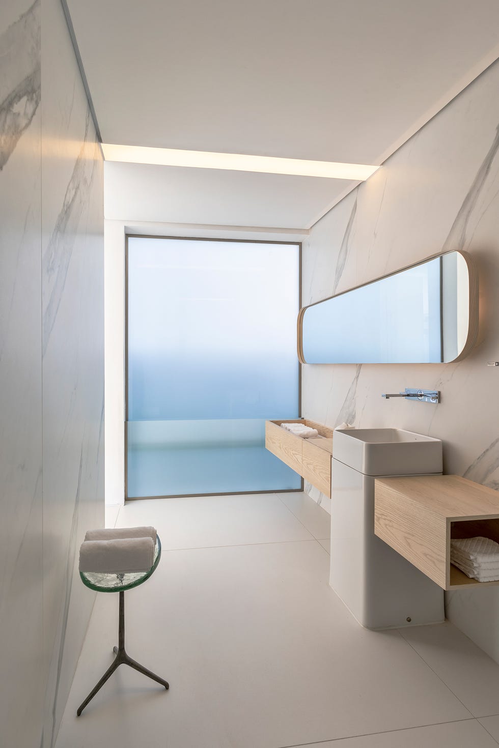 baño de diseño minimalista con paredes efecto mármol
