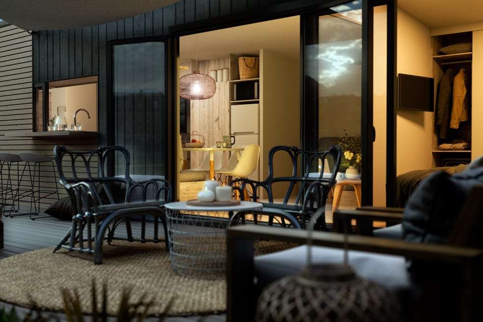 Terraza con zona de asientos conectada al salón con puertas correderas