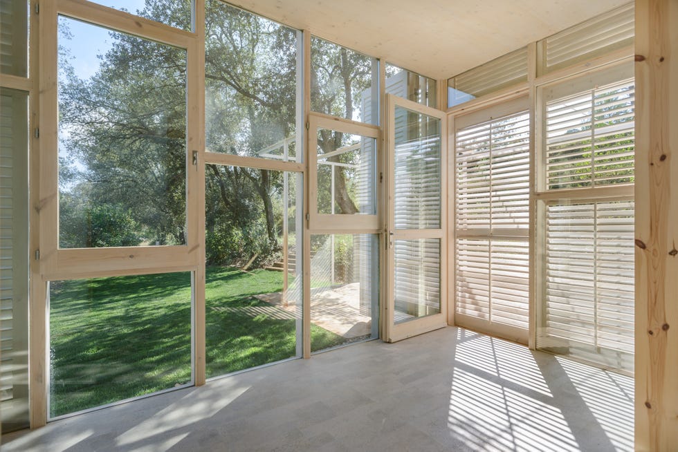 casa modular con ventanales de suelo a techo