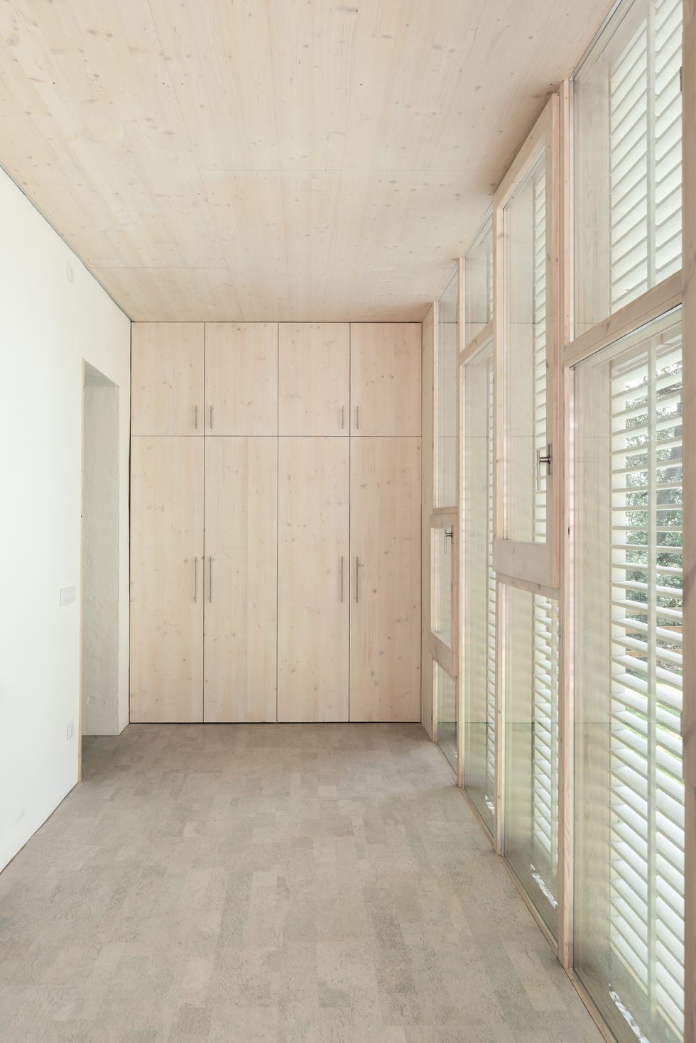 habitación con armario de suelo a techo realizado en madera de pino