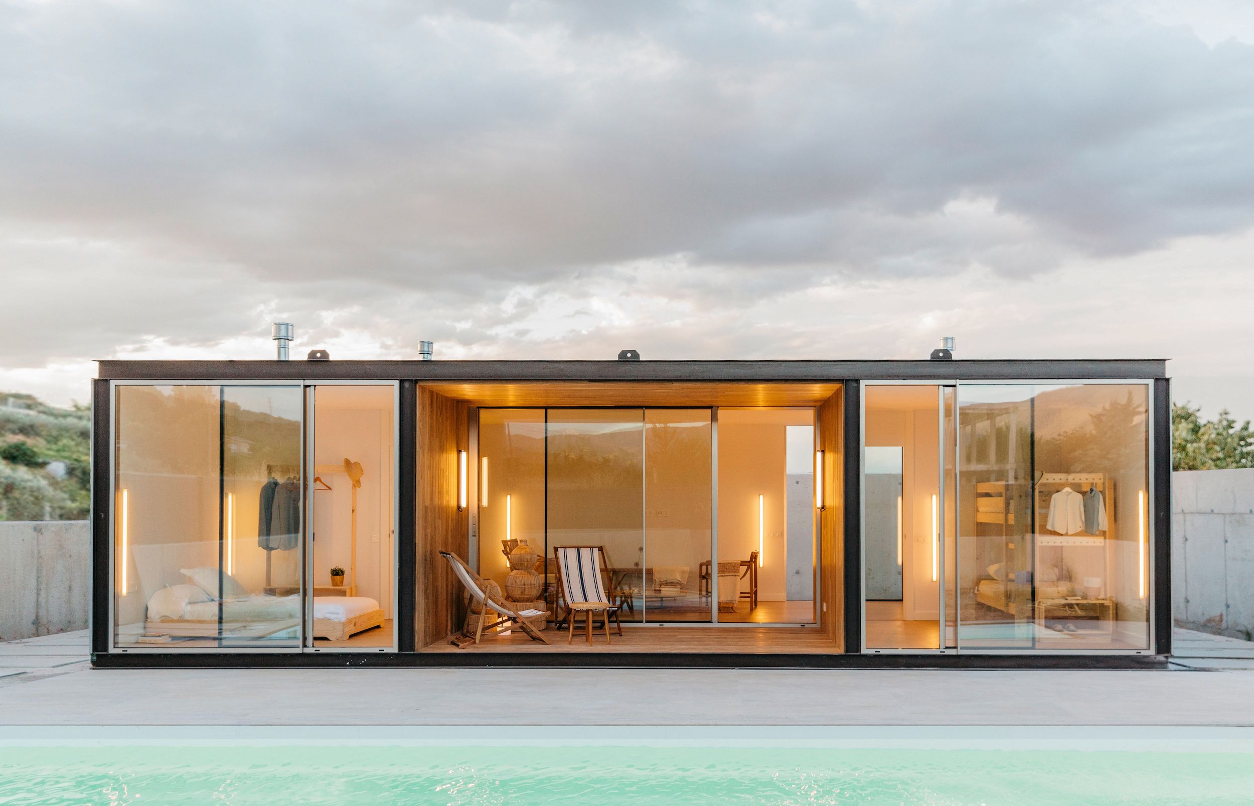 Una casa modular moderna de 60 m2 decorada con madera