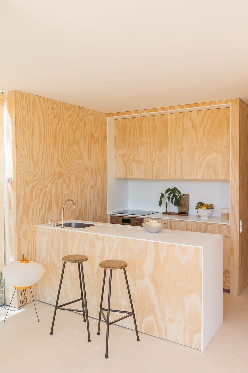 cocina con barra revestida en madera