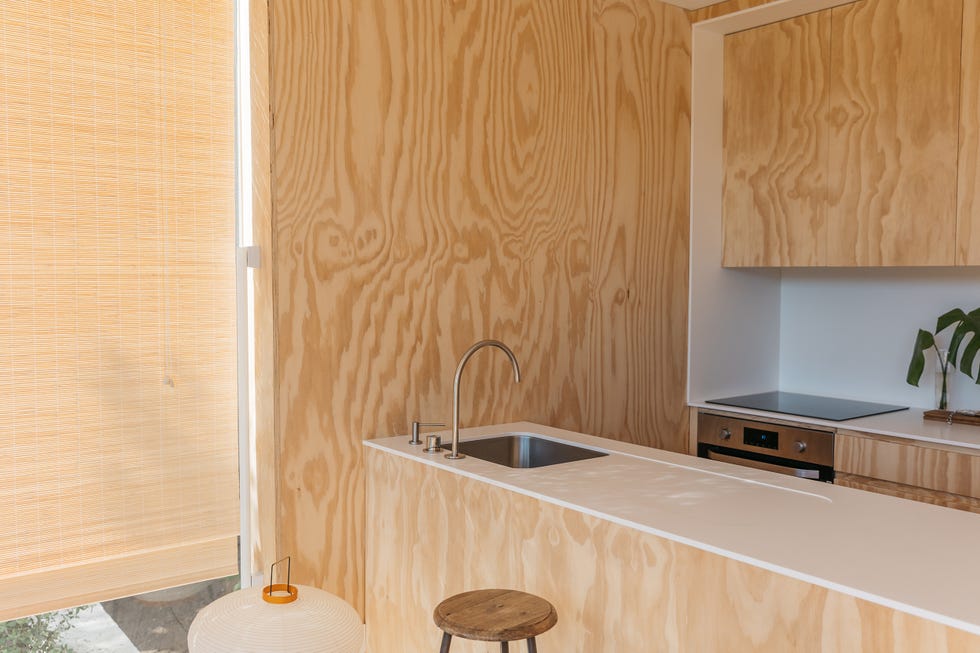 cocina con barra revestida en madera