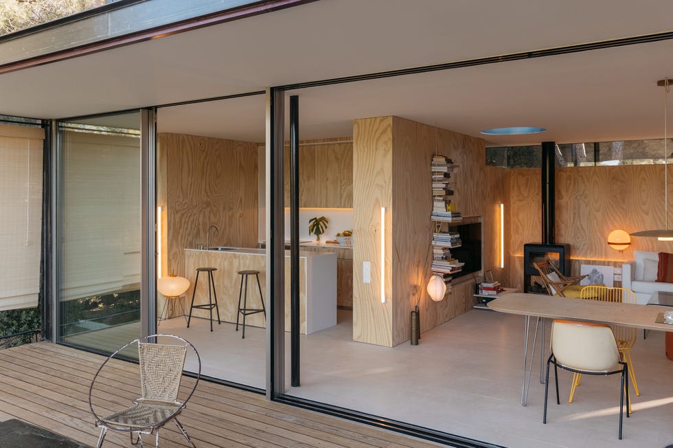 salón comedor con paredes de madera y puertas correderas