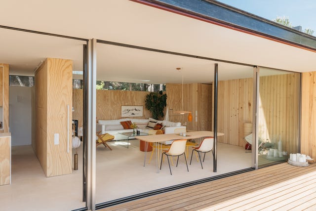 salón comedor con paredes de madera y puertas correderas
