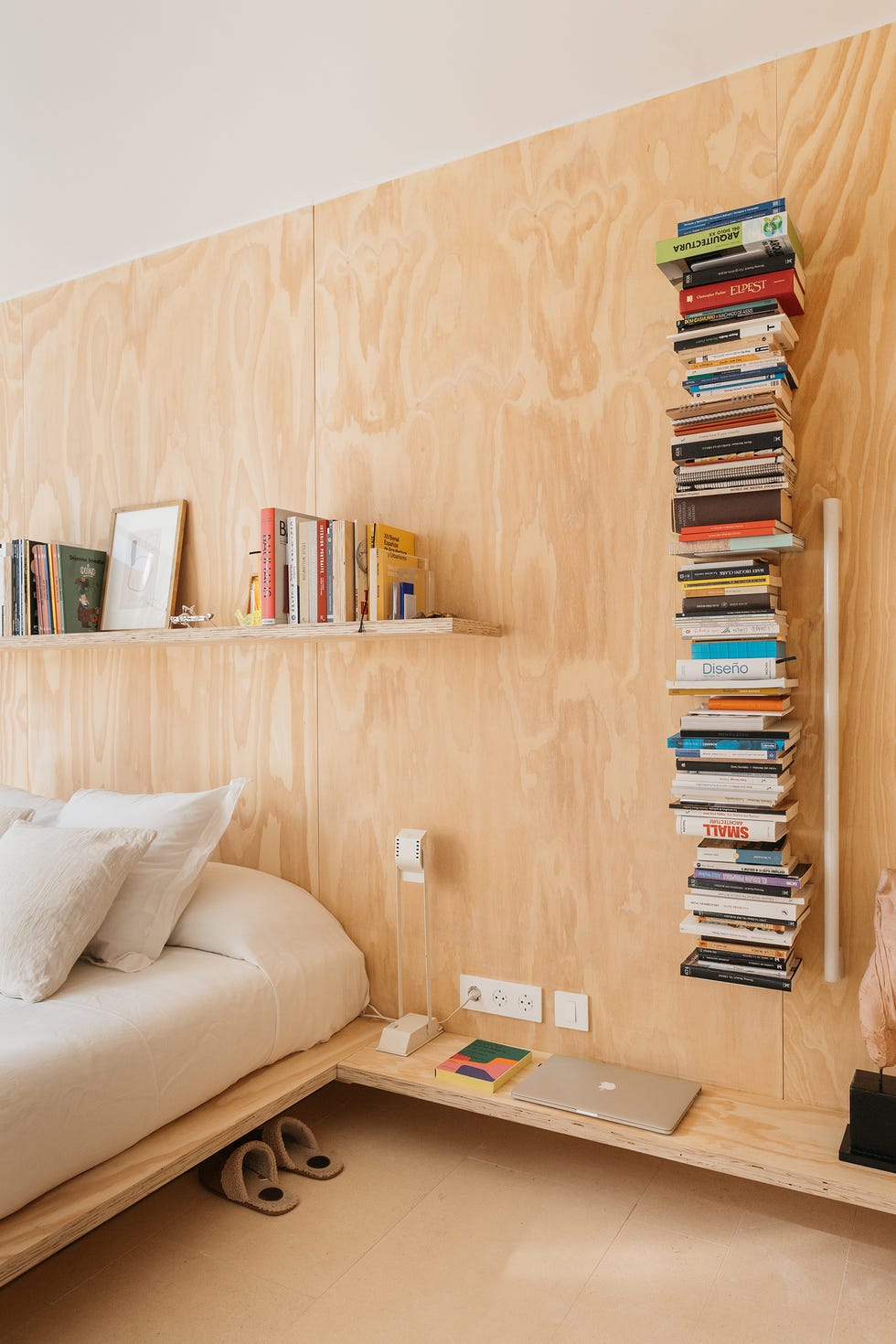dormitorio revestido con madera