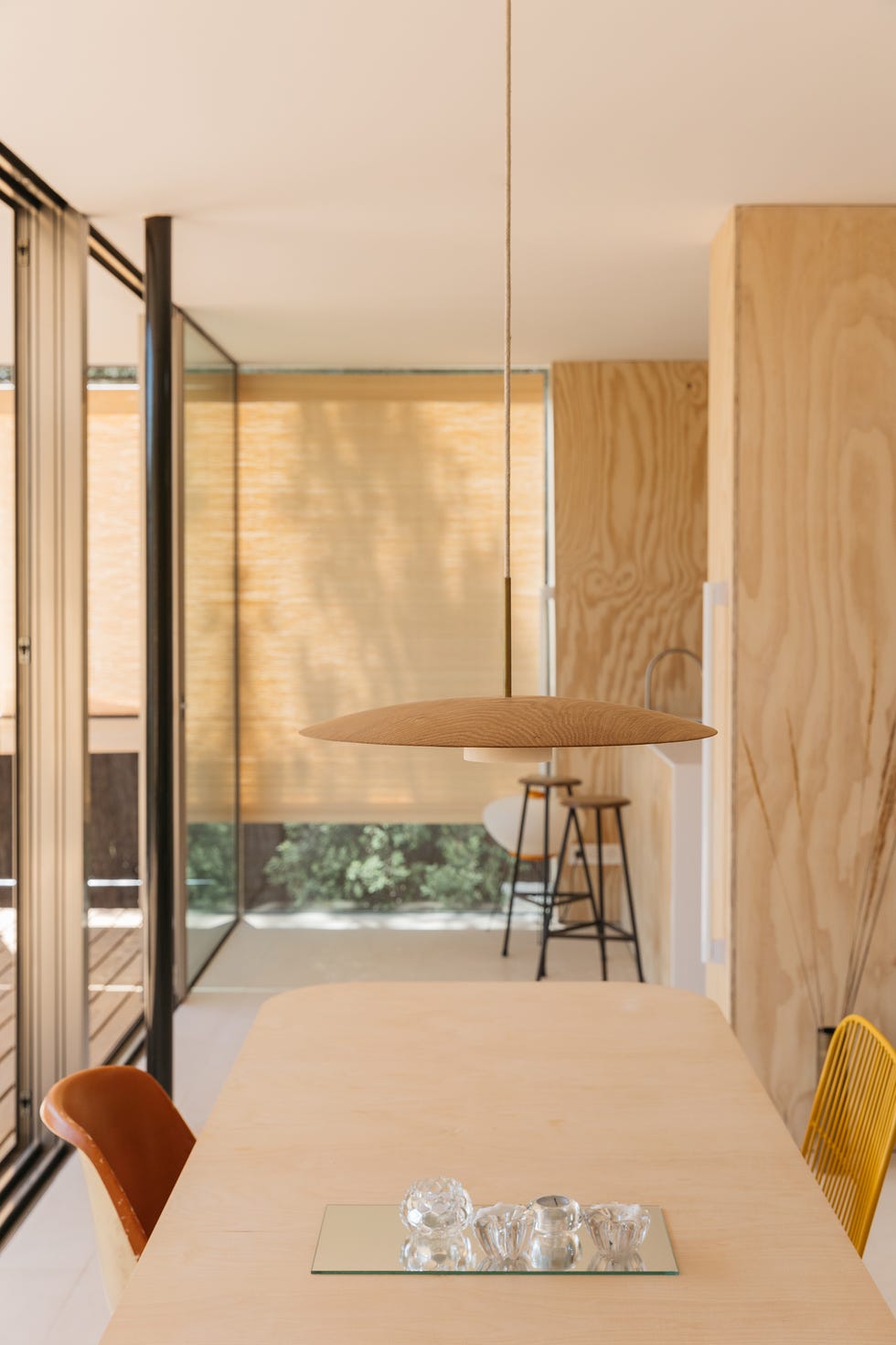 comedor abierto y revestido con madera