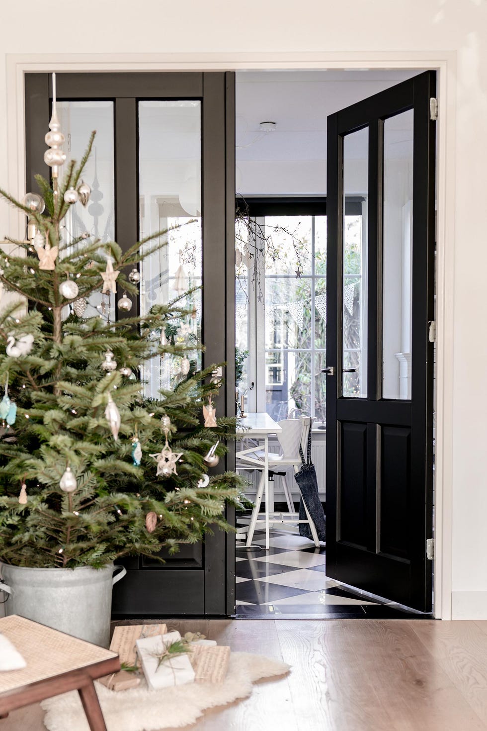 casa decorada para navidad recibidor con árbol de navidad