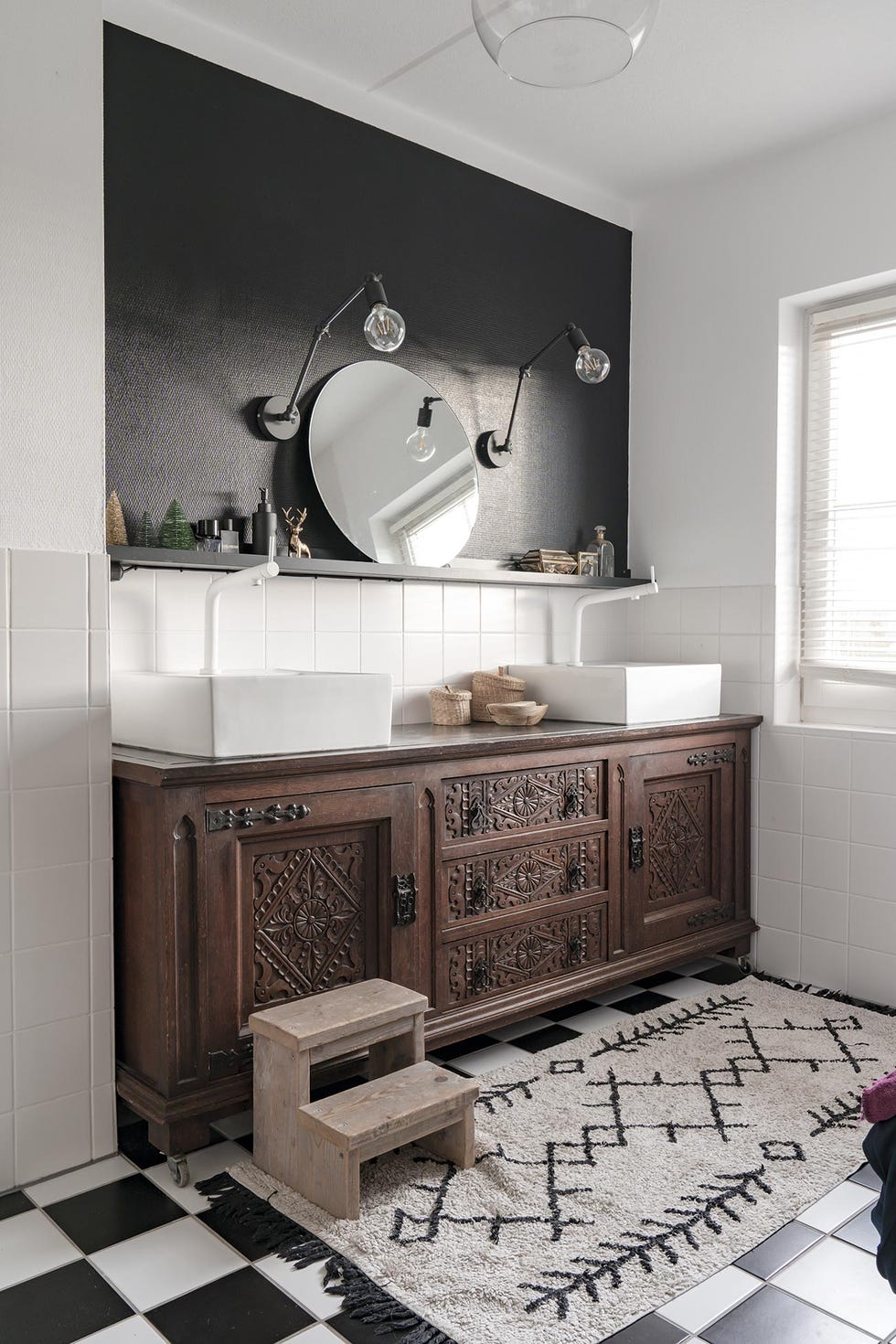casa decorada de navidad baño en blanco y madera