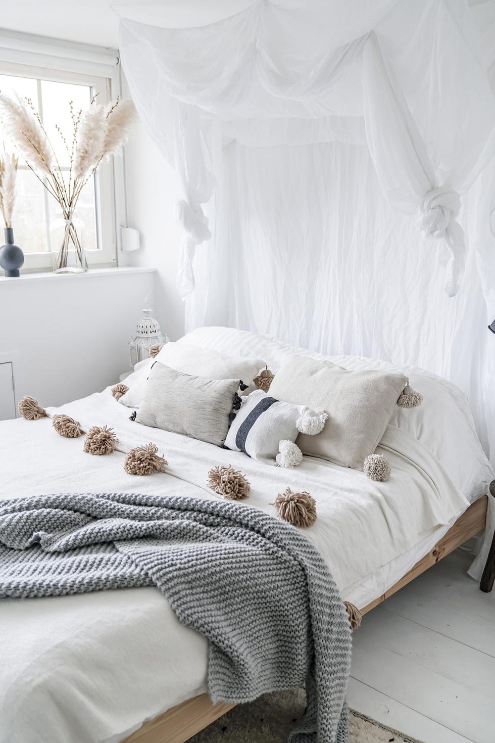 casa decorada de navidad dormitorio en blanco y madera