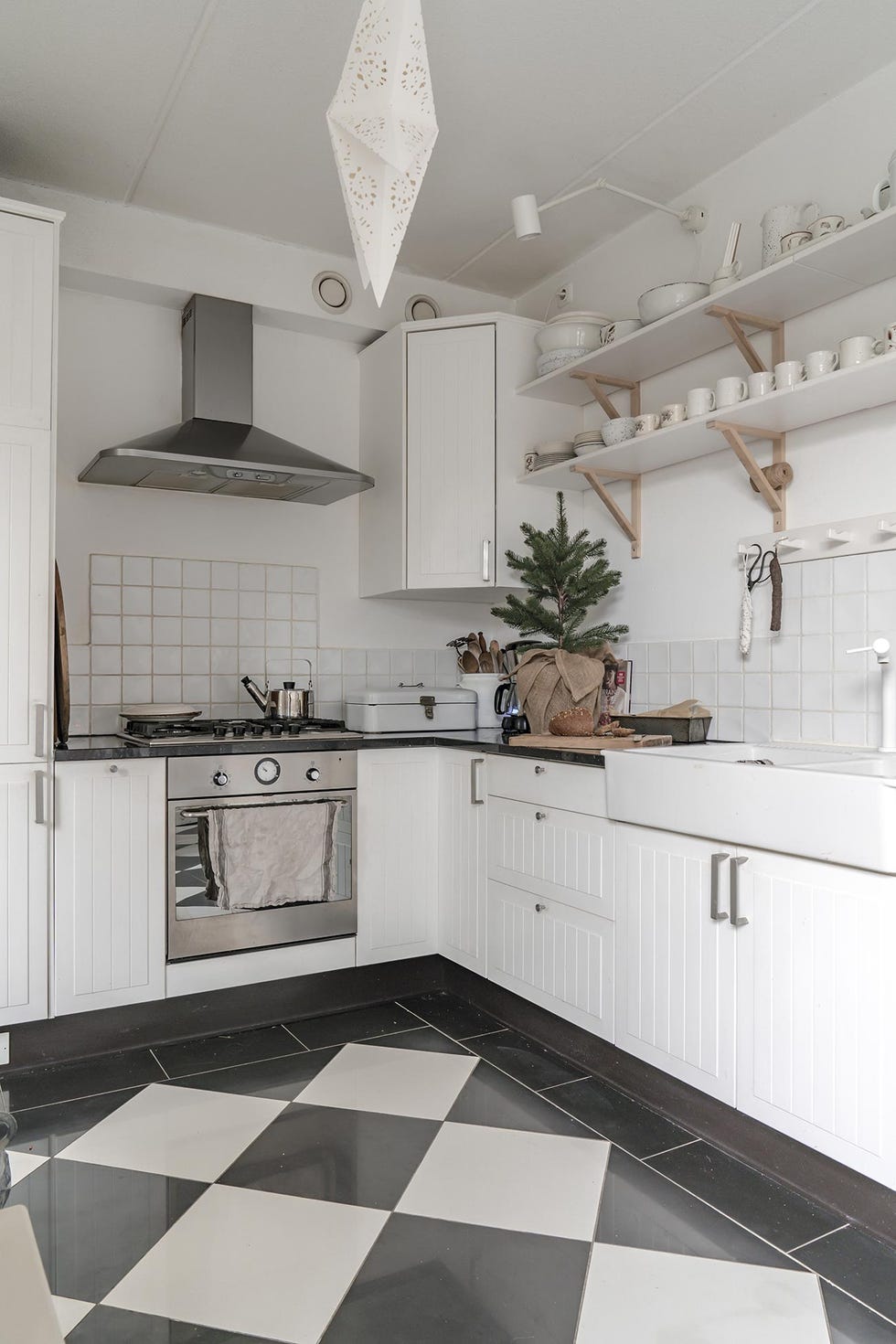 casa decorada de navidad cocina en blanco y suelo en damero