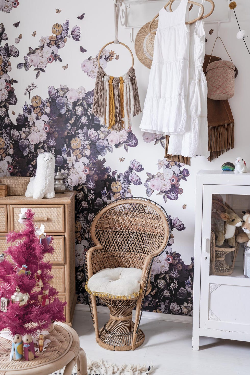 casa decorada de navidad dormitorio infantil con muebles de madera y mimbre
