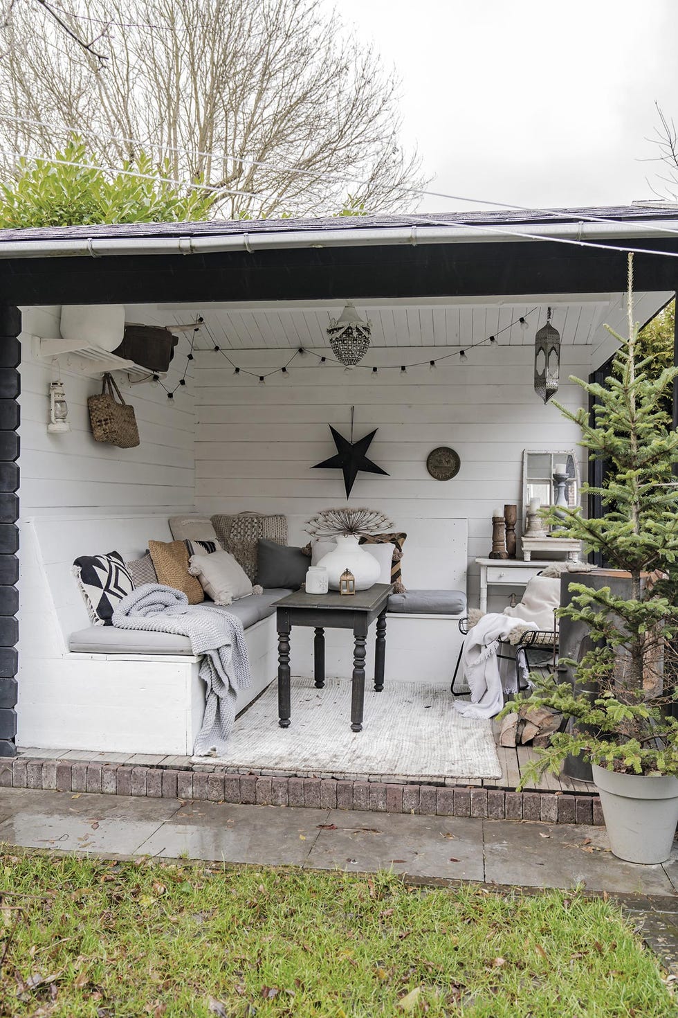 casa decorada de navidad porche invernal