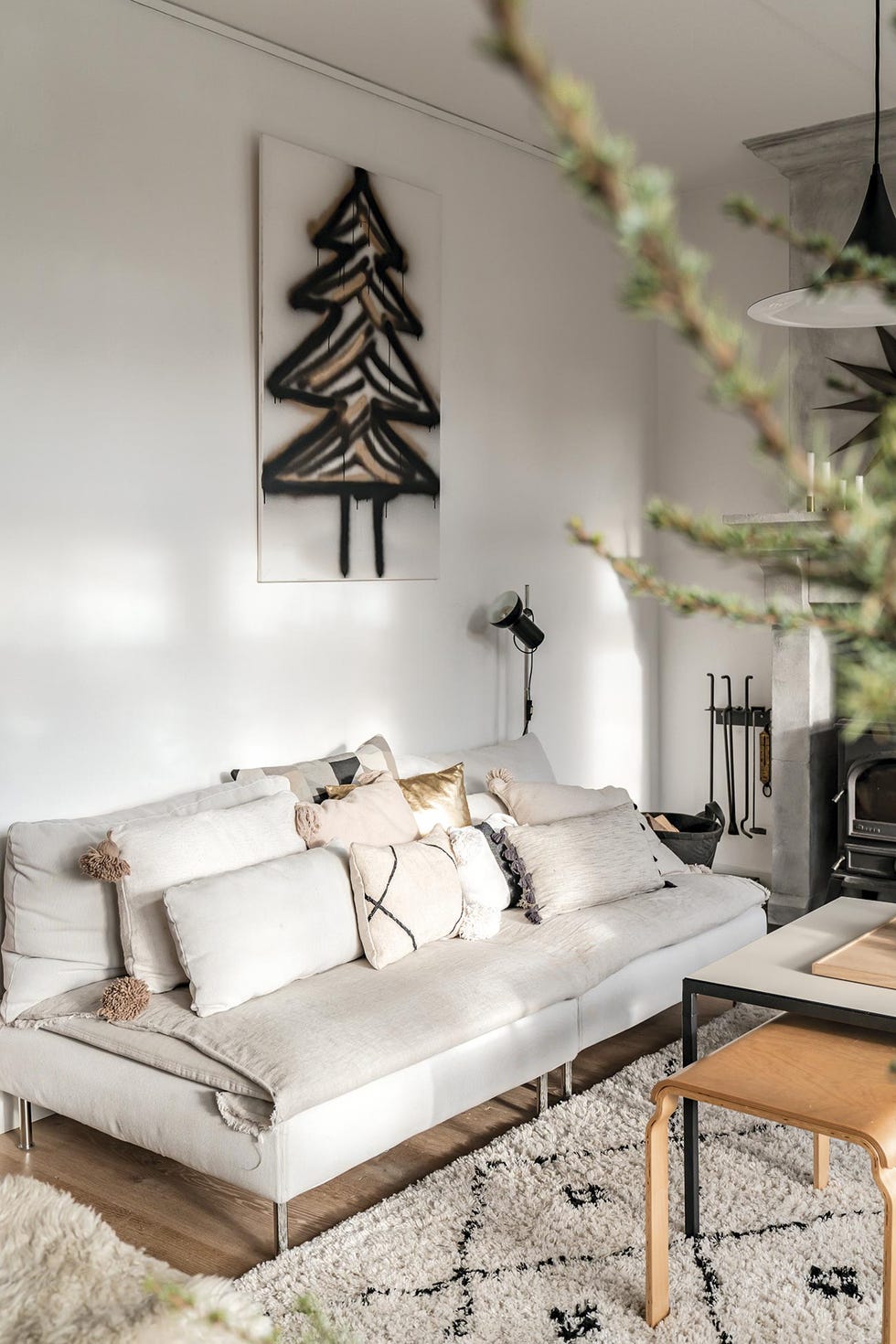 casa decorada de navidad salón en blanco y madera