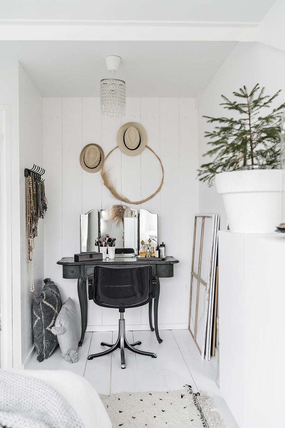 casa decorada de navidad dormitorio con tocador