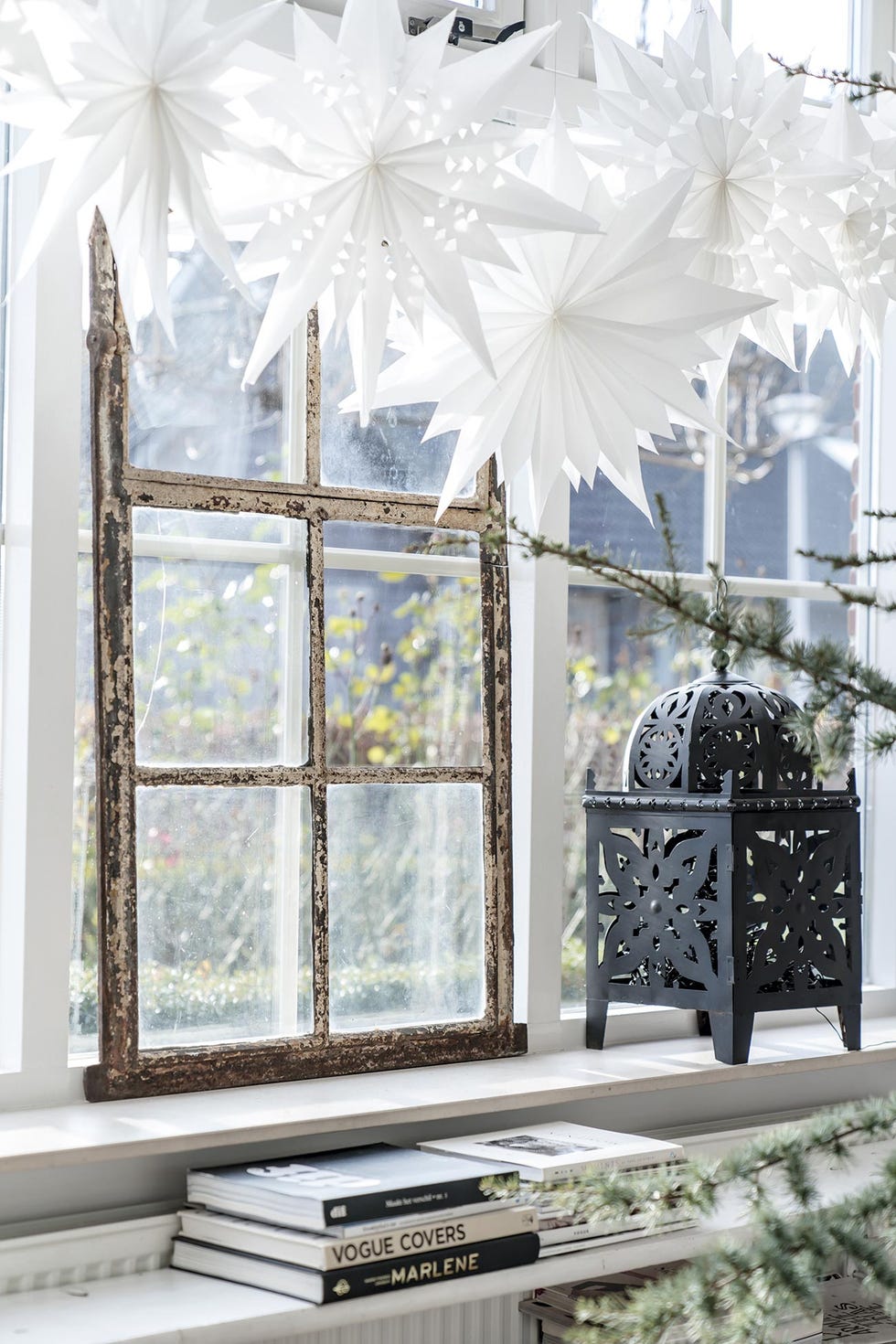 casa decorada de navidad adornos en la ventana