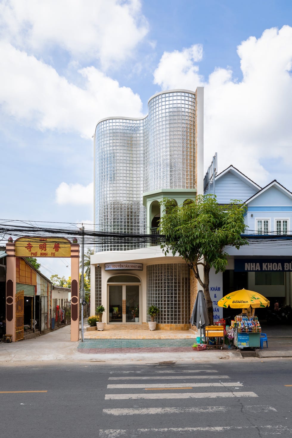casa de 465 metros con fachada de ladrillo de vidrio, jardines interiores y soluciones pasivas