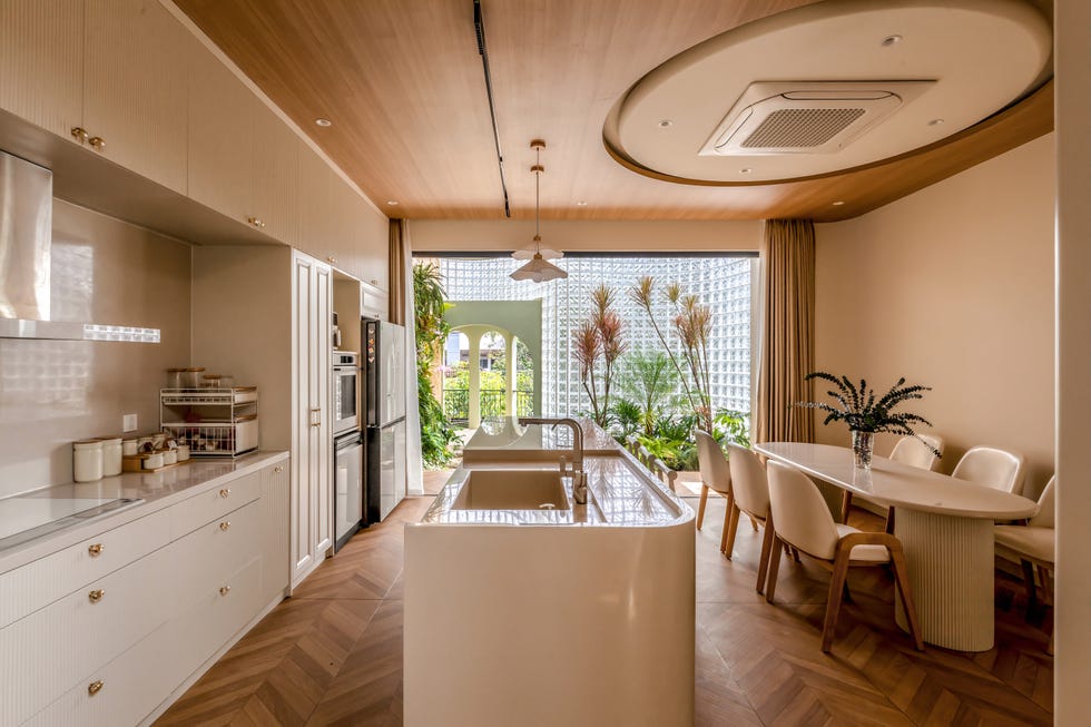 casa de 465 metros con fachada de ladrillo de vidrio, jardines interiores y soluciones pasivas