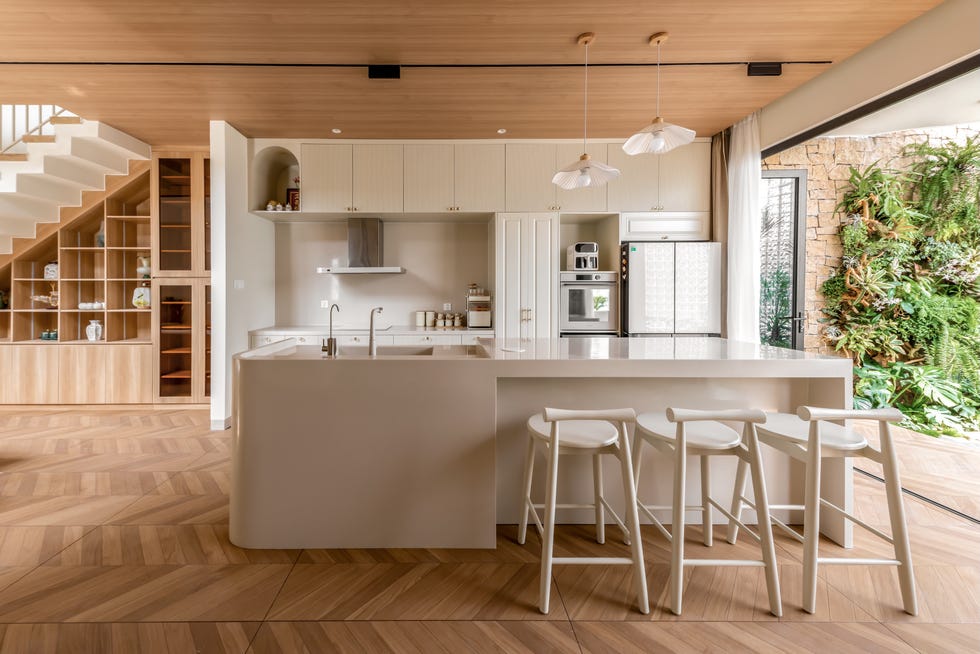 casa de 465 metros con fachada de ladrillo de vidrio, jardines interiores y soluciones pasivas