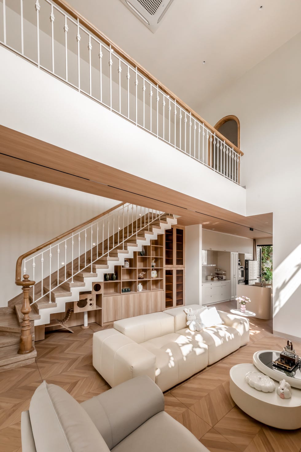 casa de 465 metros con fachada de ladrillo de vidrio, jardines interiores y soluciones pasivas