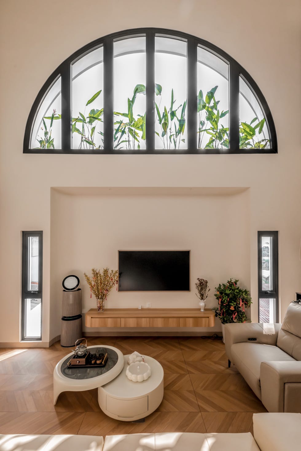 casa de 465 metros con fachada de ladrillo de vidrio, jardines interiores y soluciones pasivas