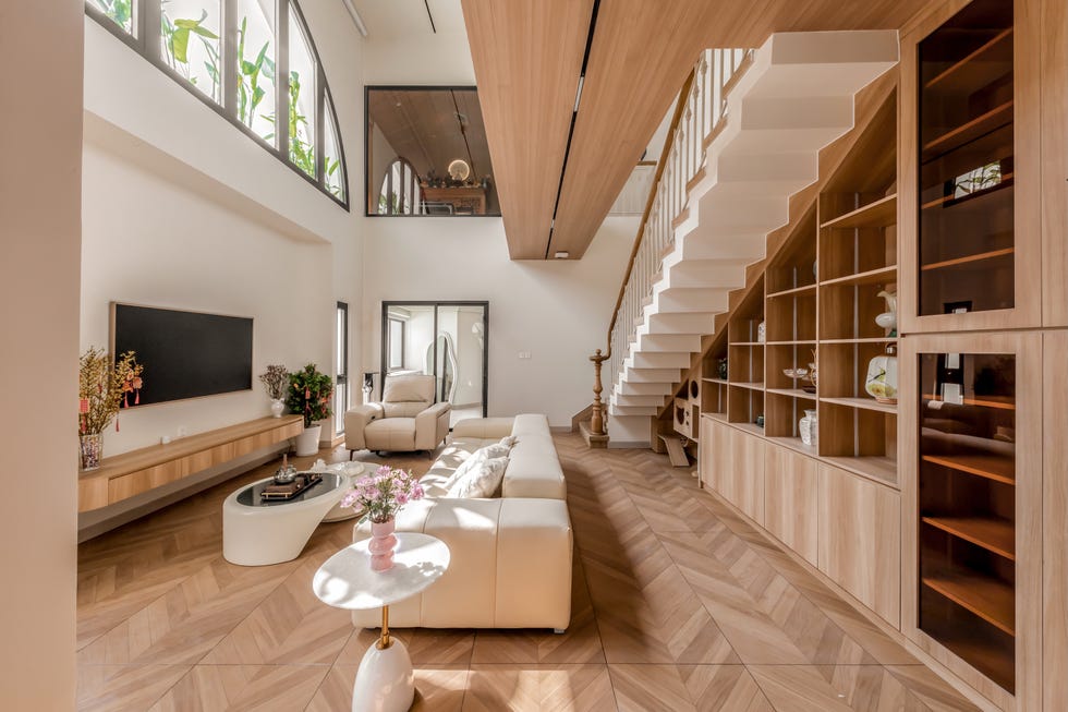 casa de 465 metros con fachada de ladrillo de vidrio, jardines interiores y soluciones pasivas