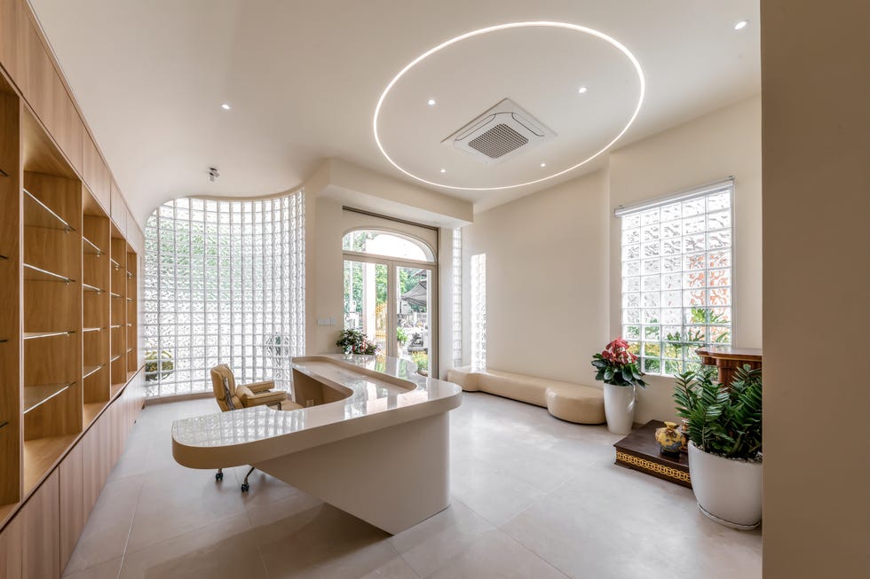 casa de 465 metros con fachada de ladrillo de vidrio, jardines interiores y soluciones pasivas