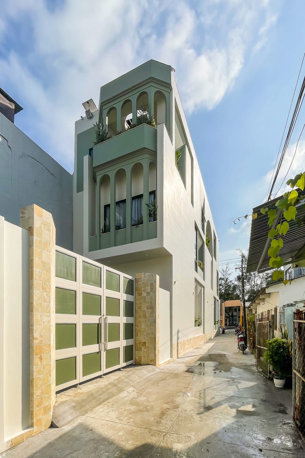 casa de 465 metros con fachada de ladrillo de vidrio, jardines interiores y soluciones pasivas