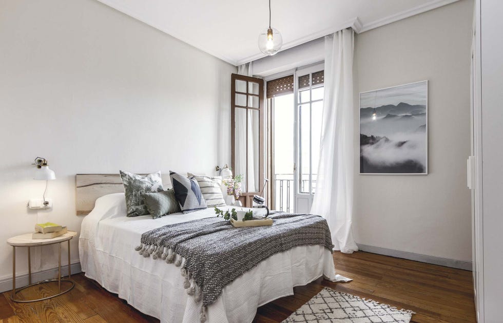 Una casa en Pamplona: Dormitorio con balcón