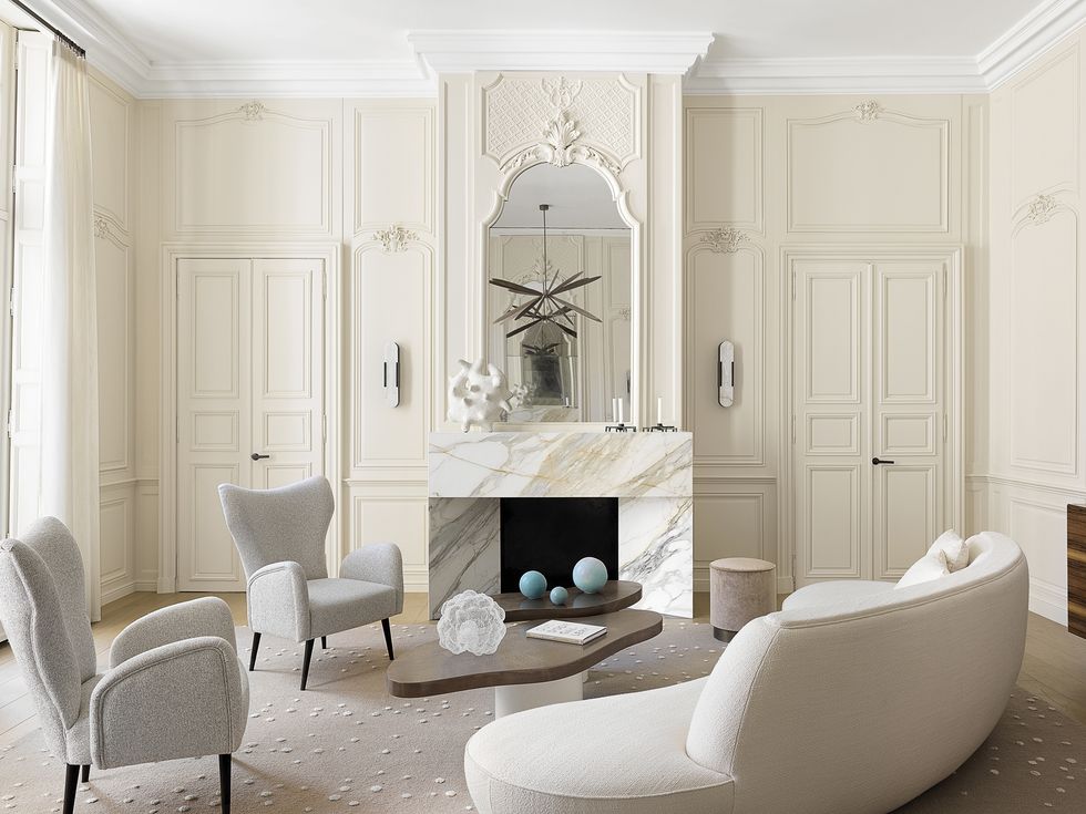 apartamento señorial en parís elegante salón con chimenea decorado en blanco