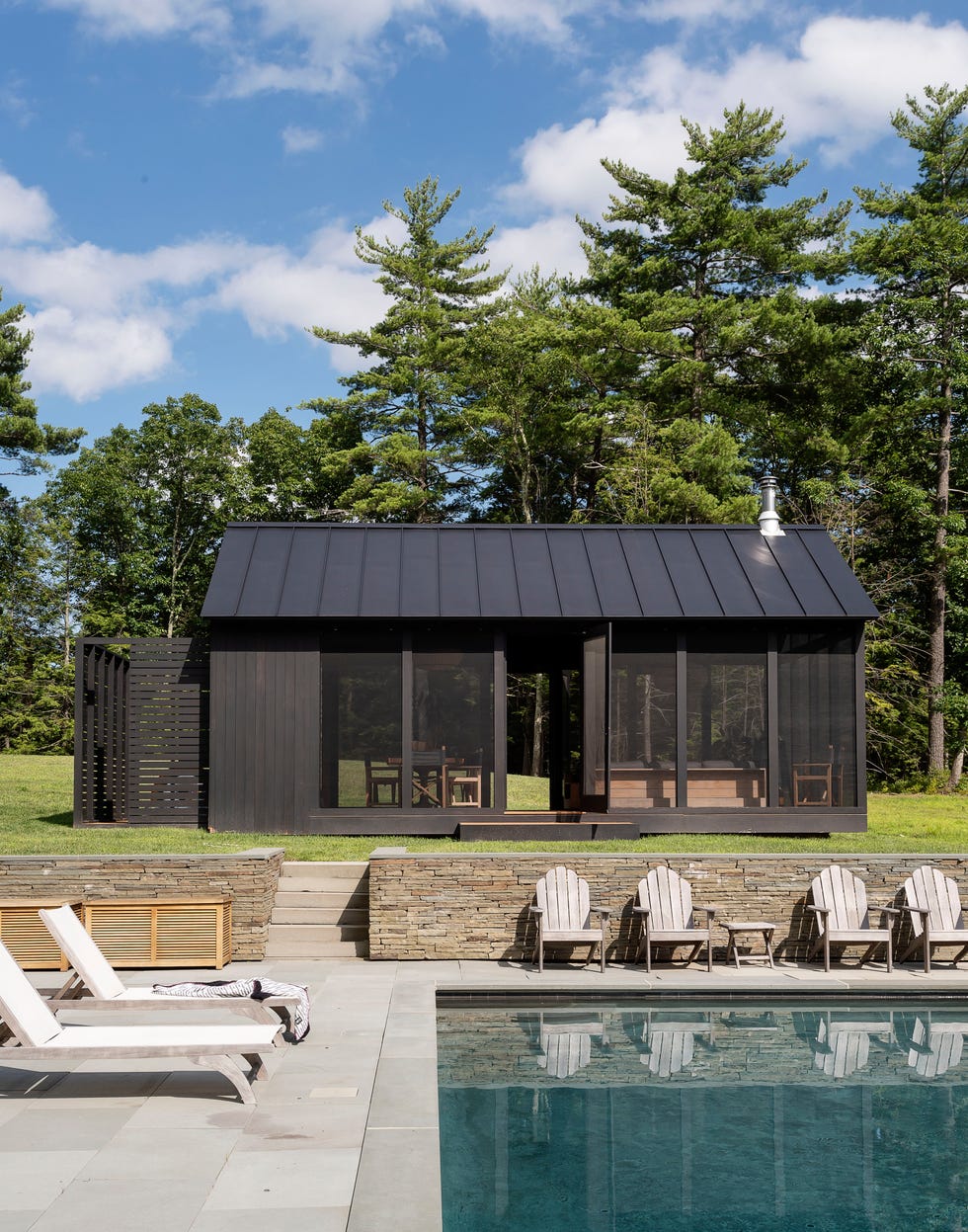 piscina y casa con zona de comedor y estar