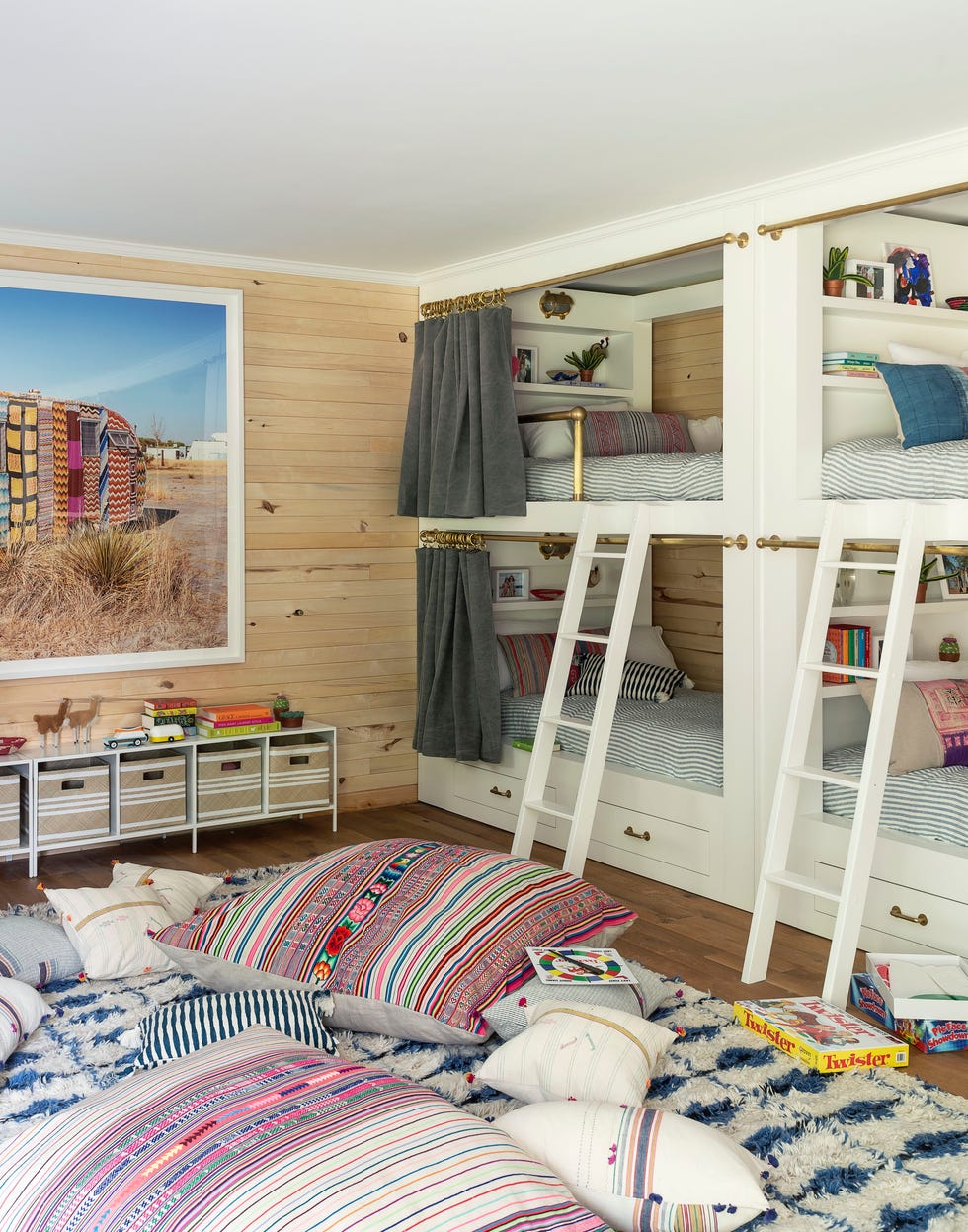 habitación infantil con cuatro literas y zona de juegos