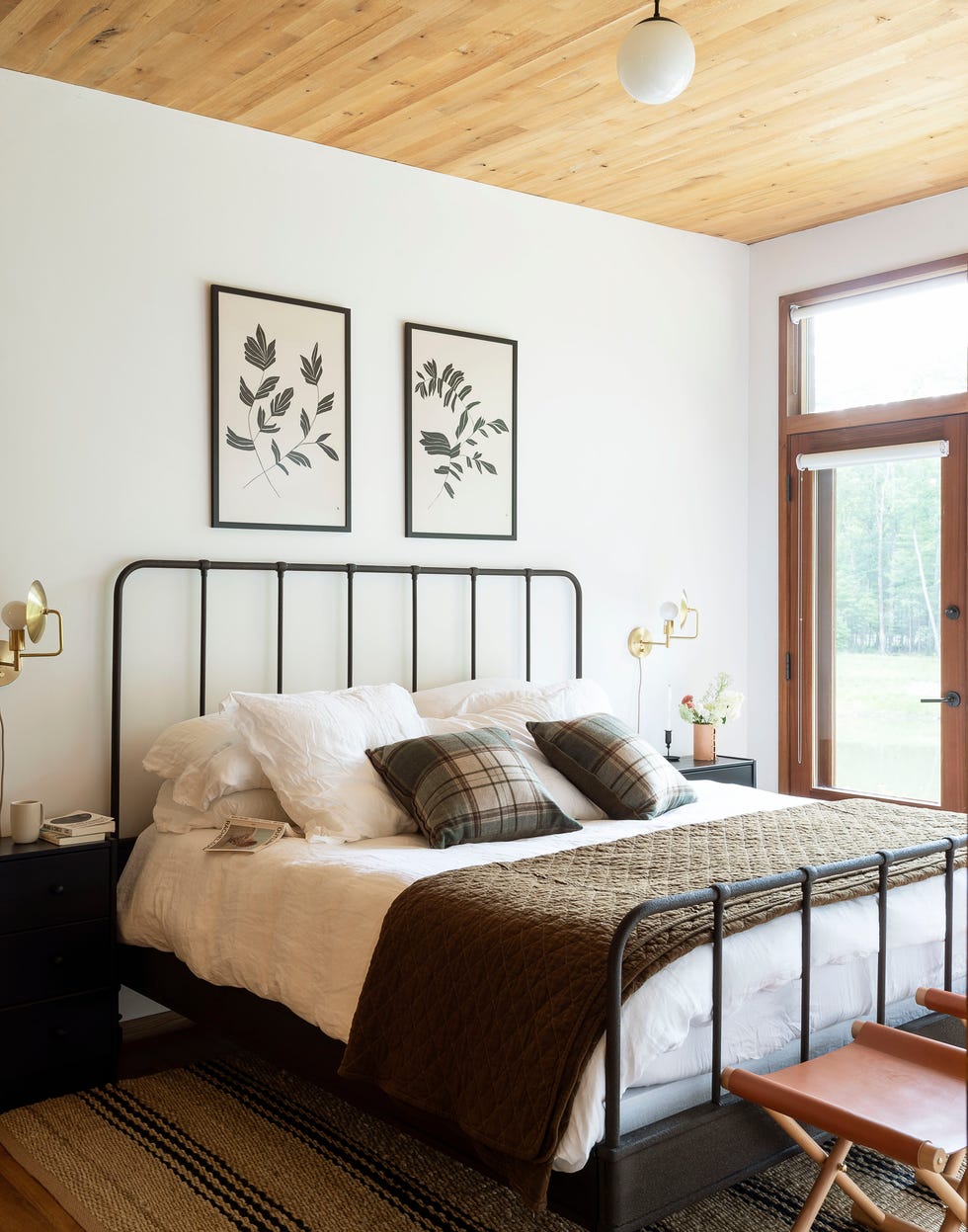 dormitorio de estilo rústico con cama de forja negra