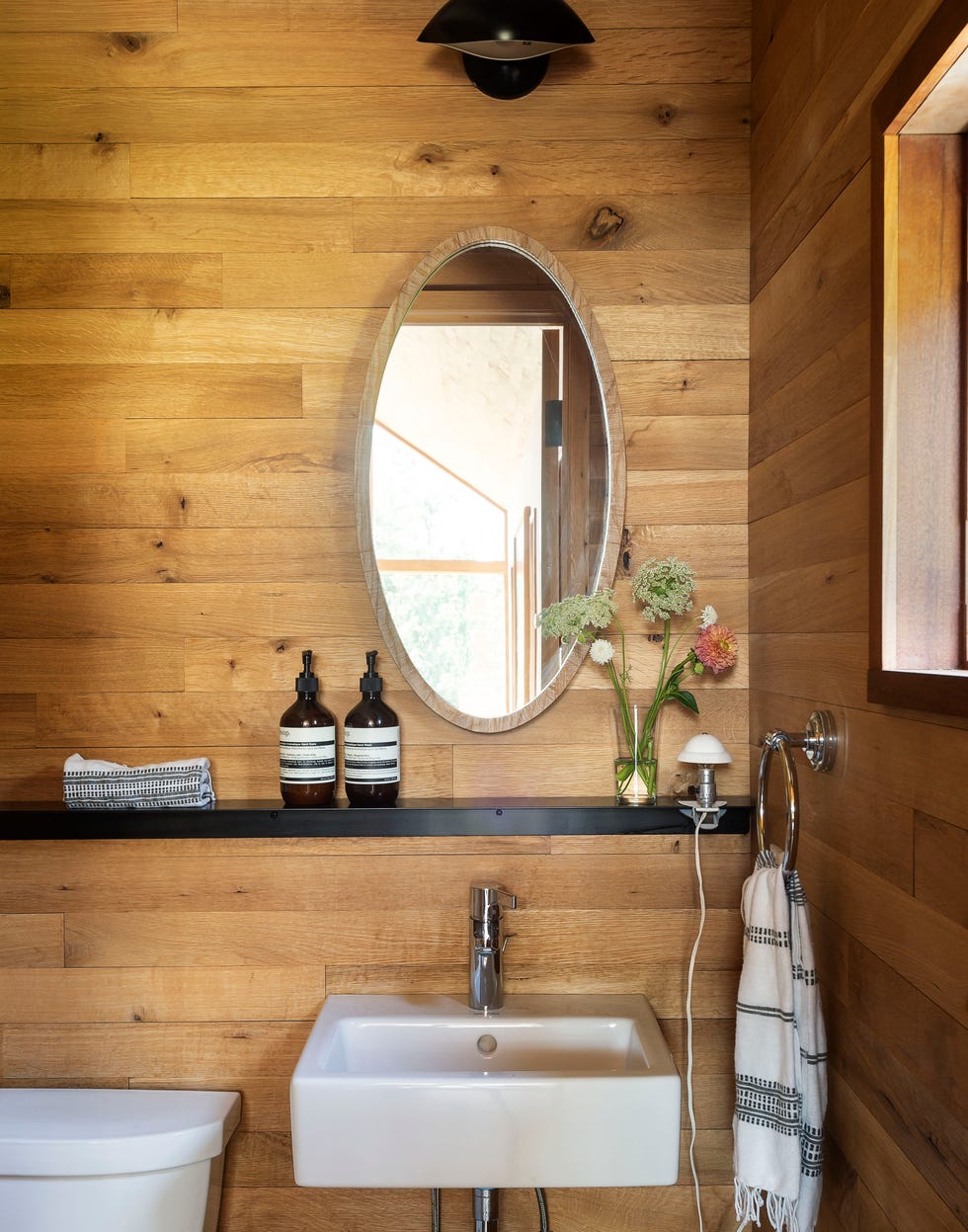 baño rústico con paredes de madera