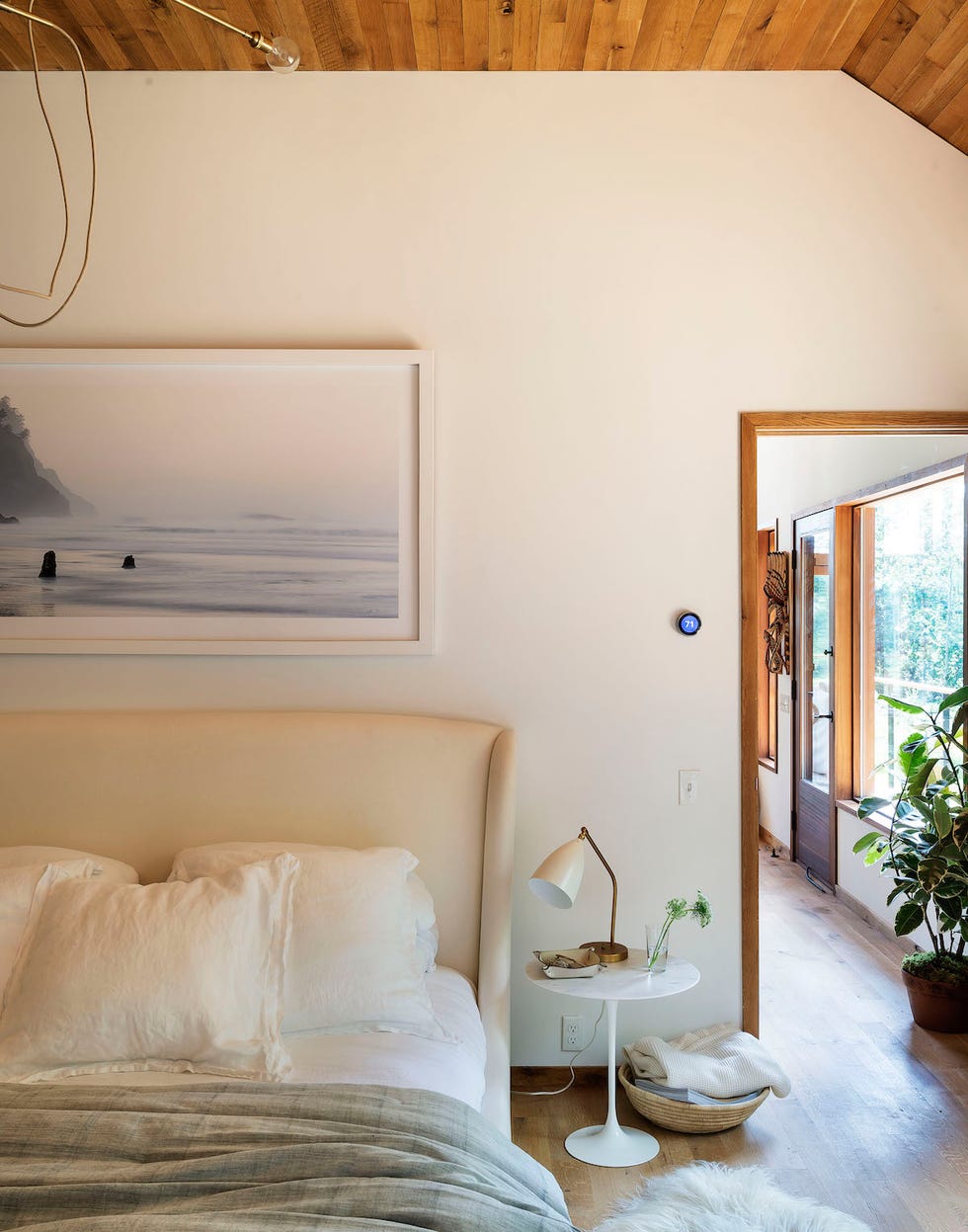dormitorio rústico contemporáneo decorado en tonos neutros