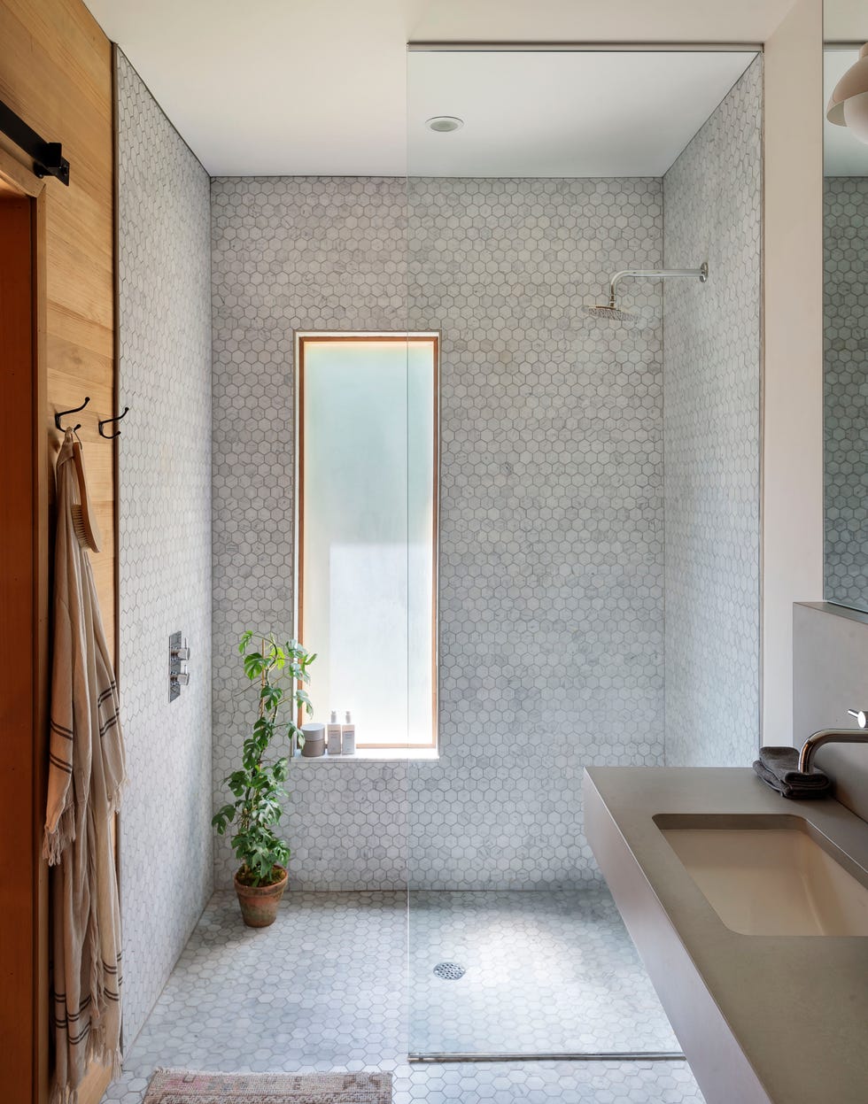 ducha a ras de suelo con azulejos tipo panal de abeja