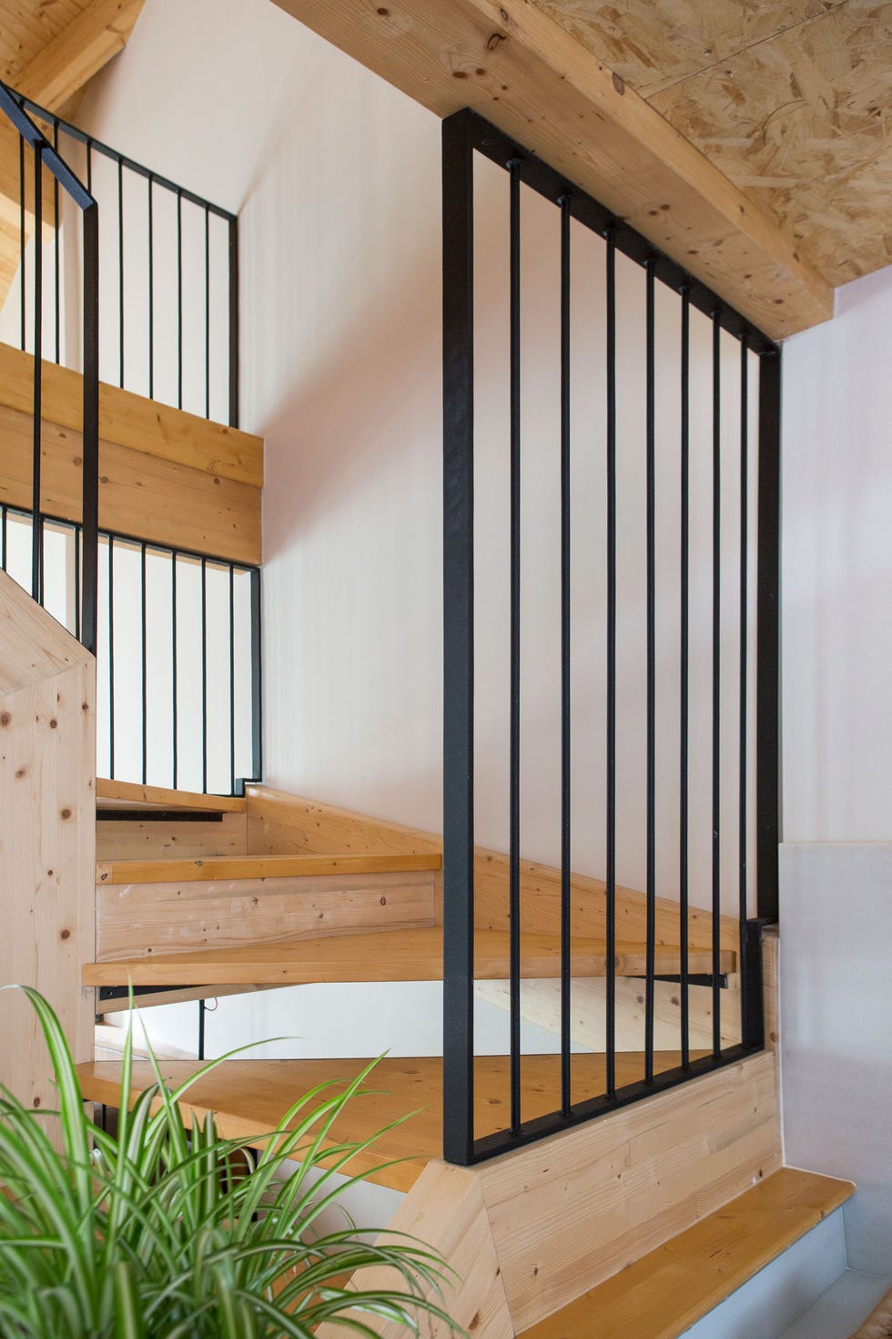 escalera con peldaños de madera y barandilla de forja