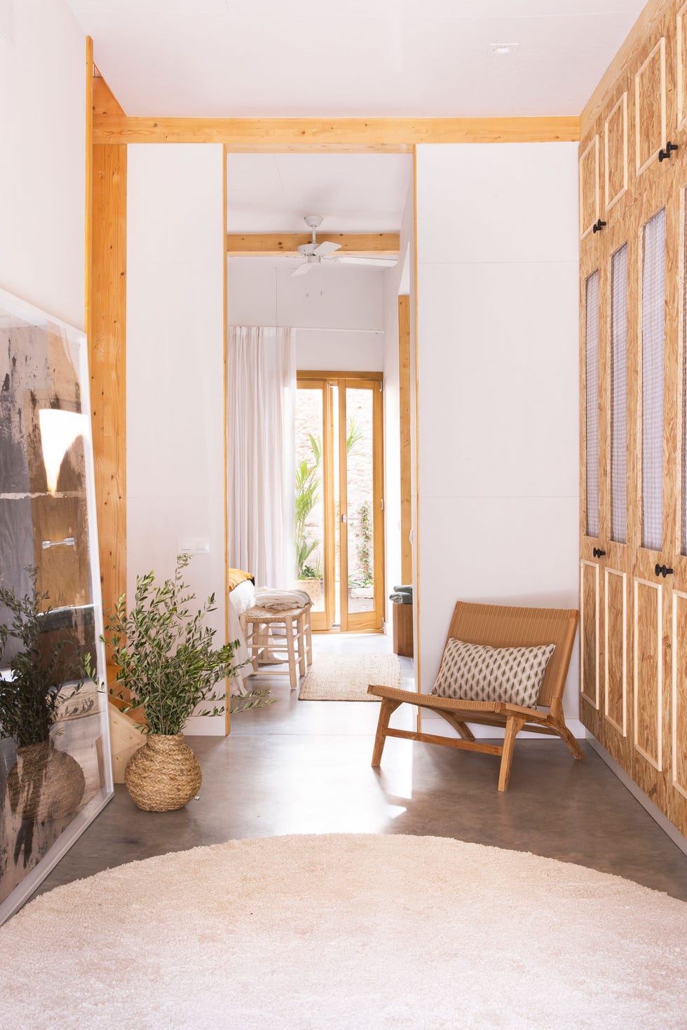 vestidor con butaca de fibras y armario de madera