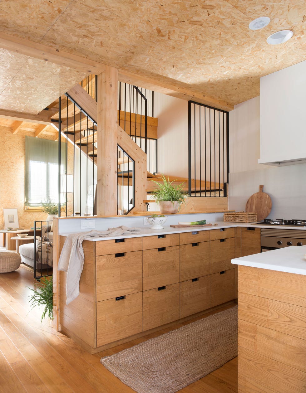 cocina abierta con puertas de madera