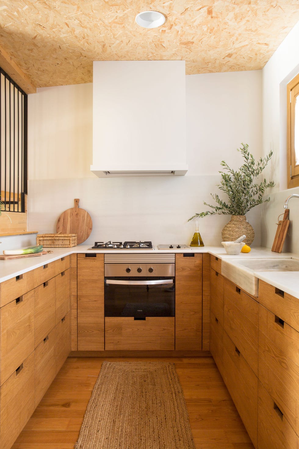 cocina abierta con puertas de madera