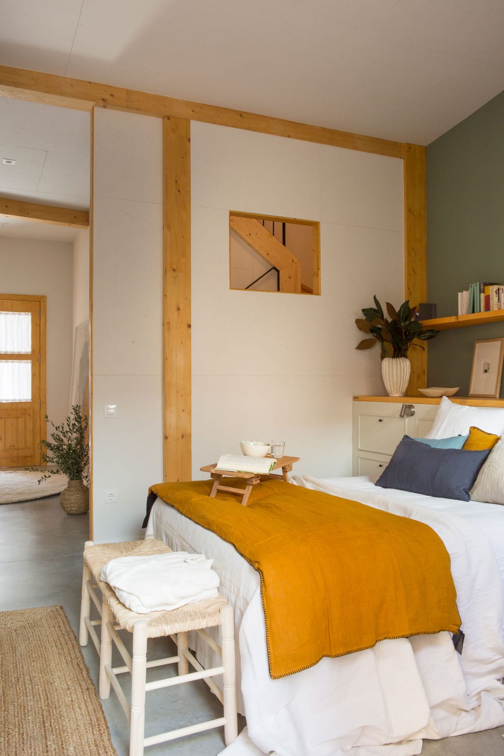 dormitorio abierto decorado con madera y cabecero hecho a medida