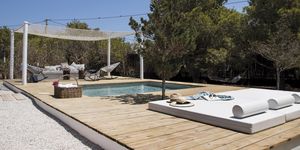 casa con patio y piscina en formentera piscina con suelo de madera