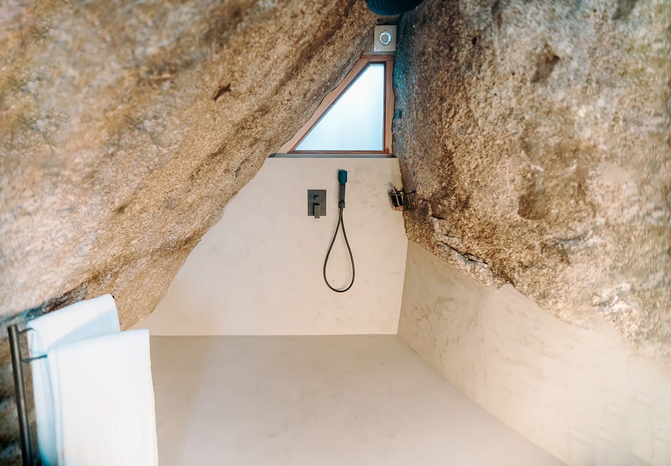casa de madera en el campo de alentejo incrustada en muros de roca
