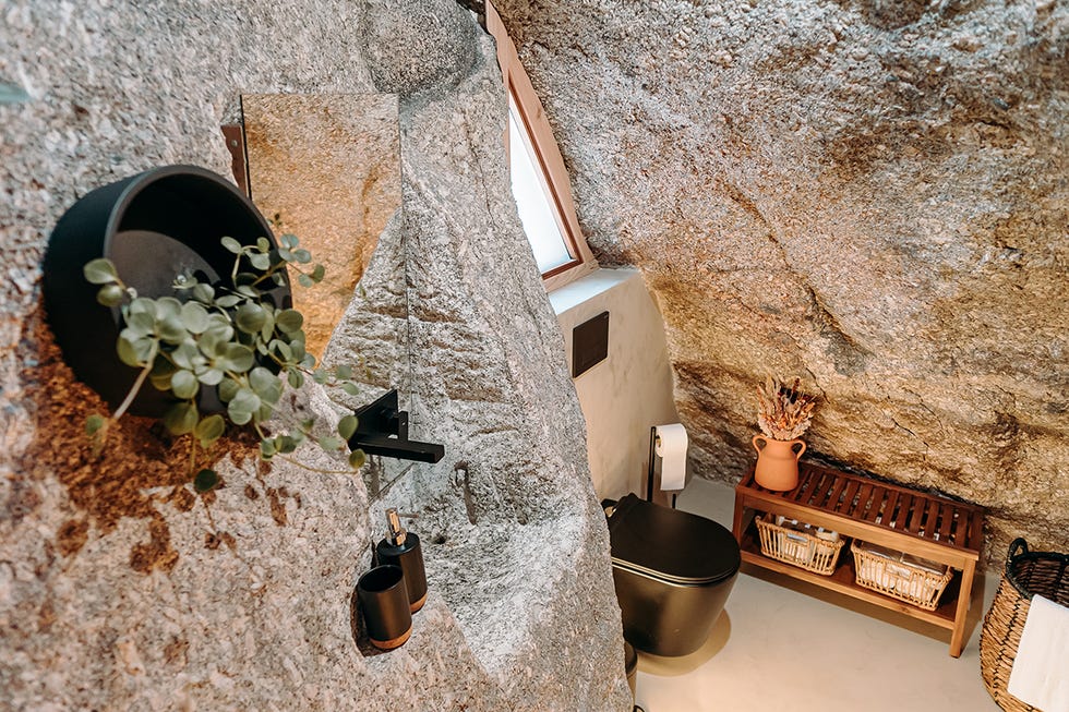 casa de madera en el campo de alentejo incrustada en muros de roca