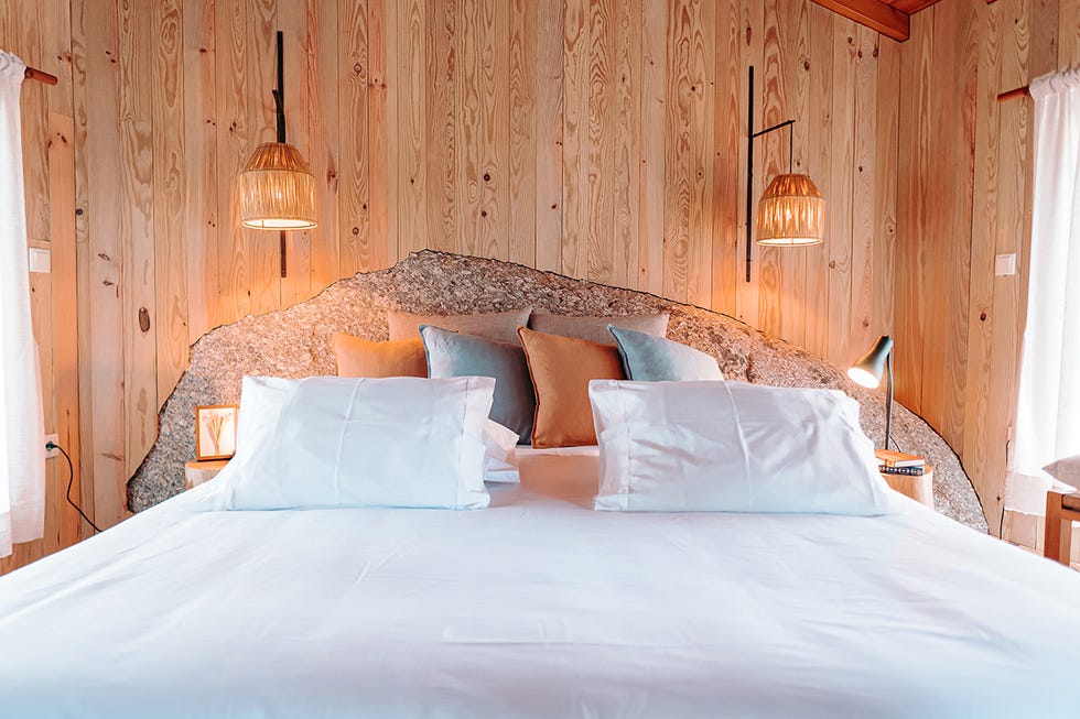 casa de madera en el campo de alentejo incrustada en muros de roca
